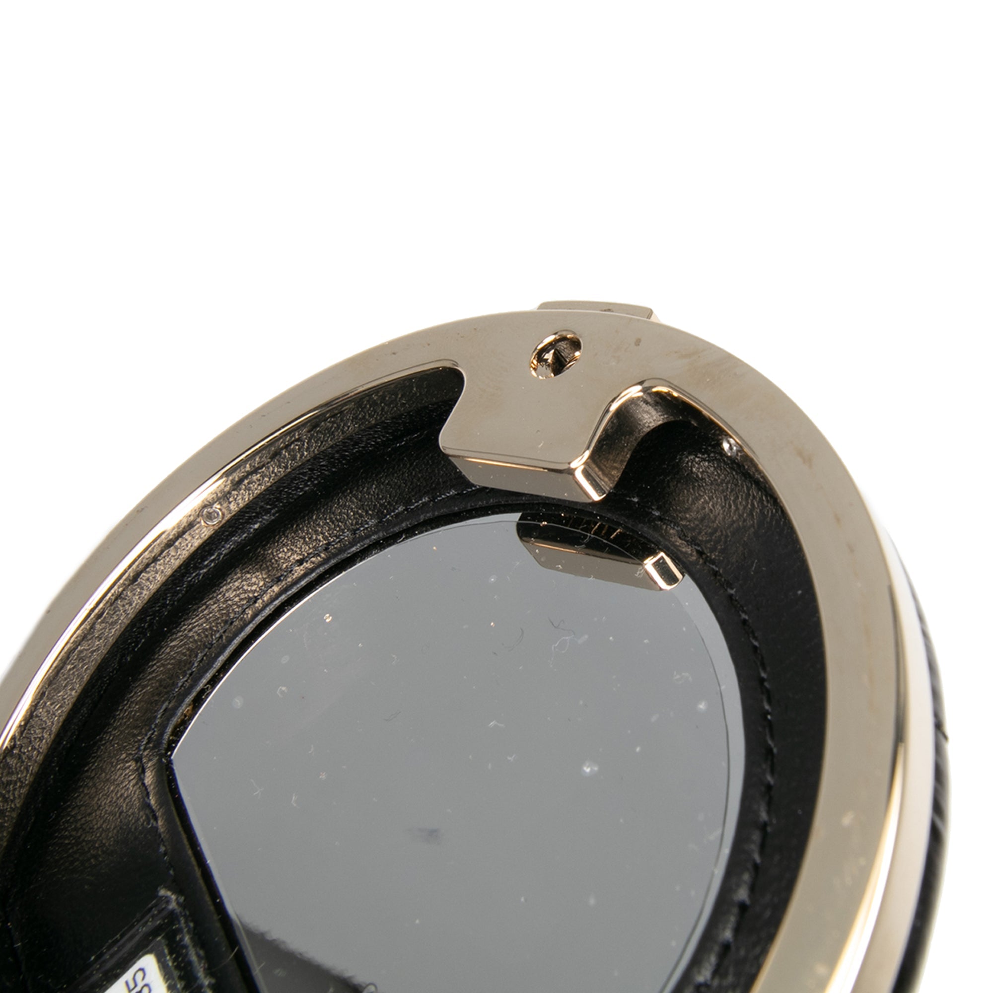 Quiltat runt spegelhalsband i lackläder med kedja